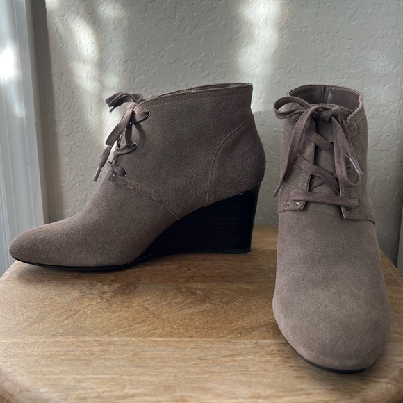 Ralph Lauren Tamia Lace-Up Wedge Ankle Boots Booties Suede Leather Taupe 8.5 EUC - Picture 3 of 16